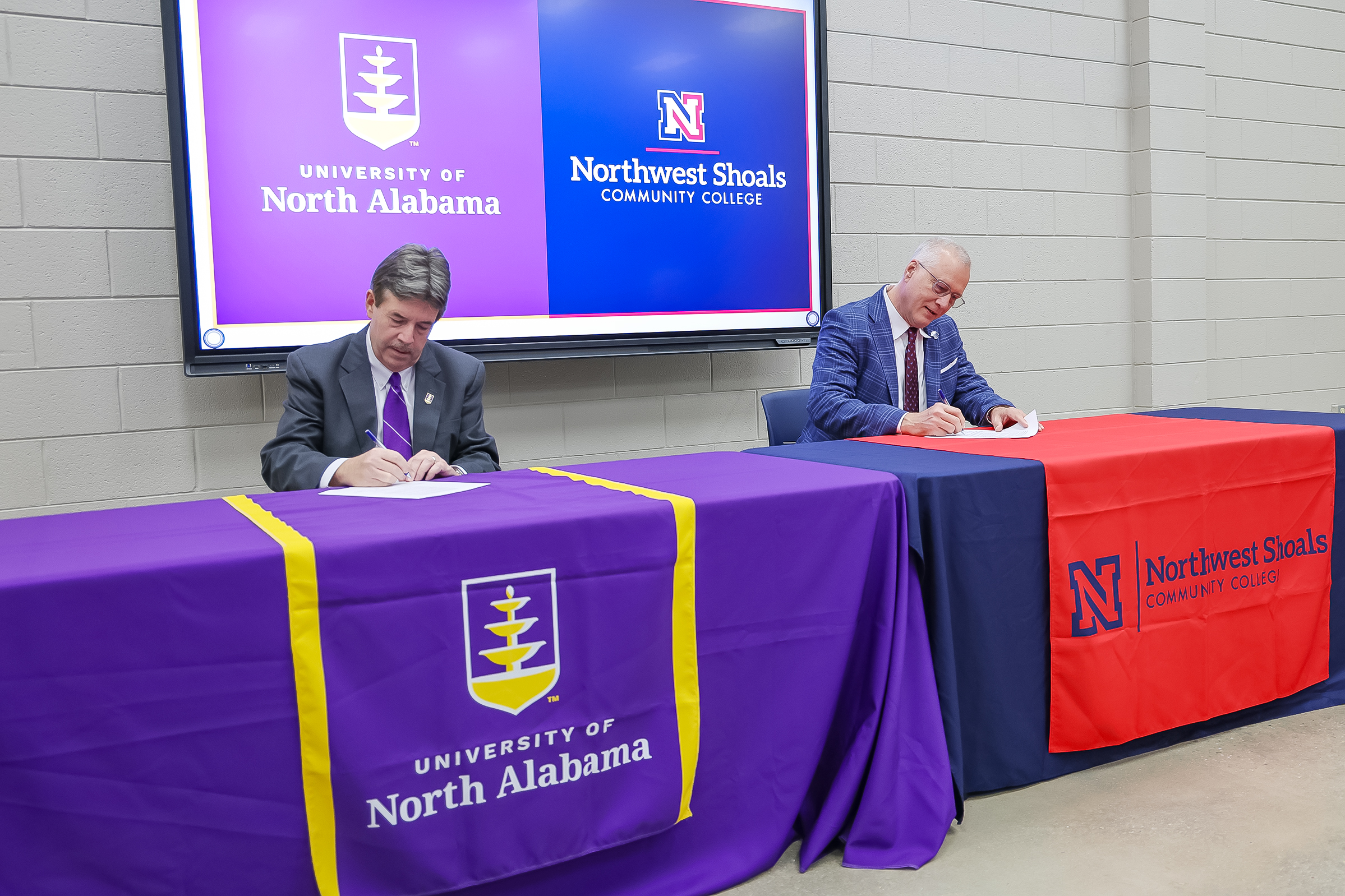 UNA President Dr. Ken Kitts, left, and NWSCC President Dr. Jeff Goodwin sign an MOU.